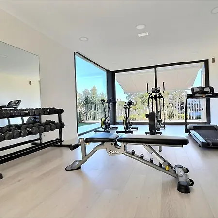 Close To The Marina And Beaches Of Sotogrande, Experience Sophistication In Contemporary Four-bedroom Frontline Golf Townhouse In The Club * סן רוקה