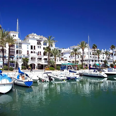 Close To The Marina And Beaches Of Sotogrande, Experience Sophistication In Contemporary Four-bedroom Frontline Golf Townhouse In The Club בית נופש