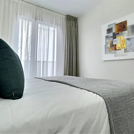 Close To The Marina And Beaches Of Sotogrande, Experience Sophistication In Contemporary Four-bedroom Frontline Golf Townhouse In The Club * סן רוקה