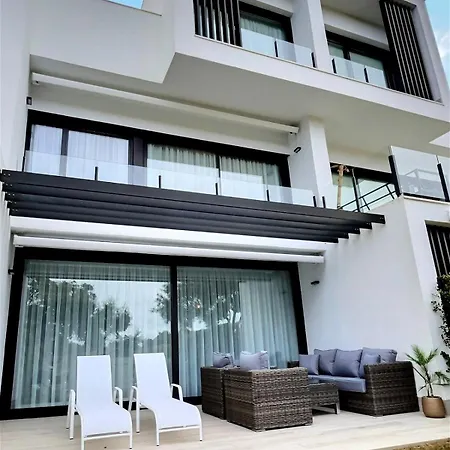 בית נופש Close To The Marina And Beaches Of Sotogrande, Experience Sophistication In Contemporary Four-bedroom Frontline Golf Townhouse In The Club