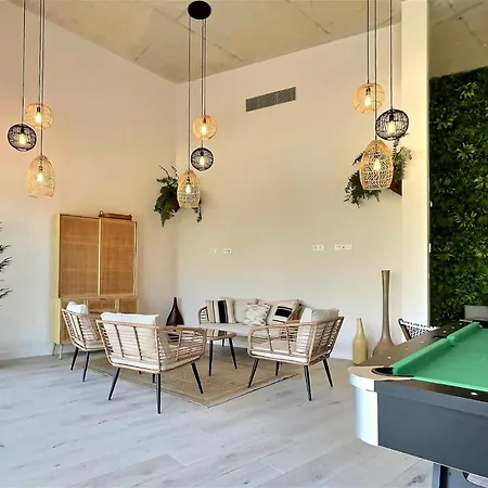 Close To The Marina And Beaches Of Sotogrande, Experience Sophistication In Contemporary Four-bedroom Frontline Golf Townhouse In The Club סן רוקה