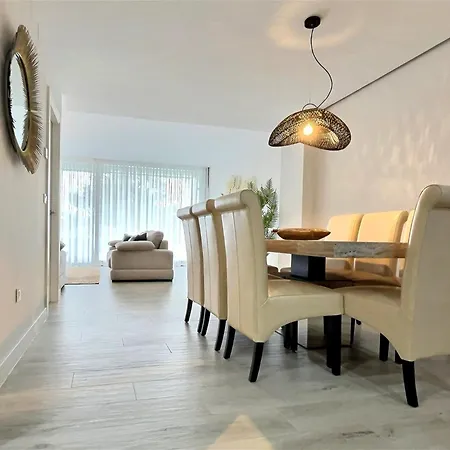 בית נופש Close To The Marina And Beaches Of Sotogrande, Experience Sophistication In Contemporary Four-bedroom Frontline Golf Townhouse In The Club סן רוקה