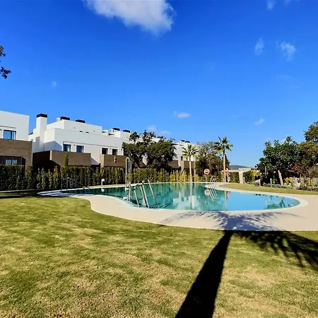 Close To The Marina And Beaches Of Sotogrande, Experience Sophistication In Contemporary Four-bedroom Frontline Golf Townhouse In The Club בית נופש סן רוקה