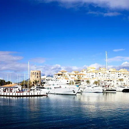 Close To The Marina And Beaches Of Sotogrande, Experience Sophistication In Contemporary Four-bedroom Frontline Golf Townhouse In The Club בית נופש *