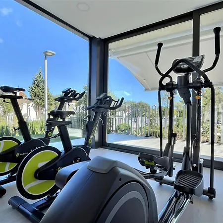 Close To The Marina And Beaches Of Sotogrande, Experience Sophistication In Contemporary Four-bedroom Frontline Golf Townhouse In The Club * סן רוקה
