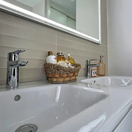 Close To The Marina And Beaches Of Sotogrande, Experience Sophistication In Contemporary Four-bedroom Frontline Golf Townhouse In The Club בית נופש סן רוקה