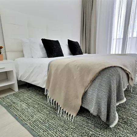 בית נופש Close To The Marina And Beaches Of Sotogrande, Experience Sophistication In Contemporary Four-bedroom Frontline Golf Townhouse In The Club