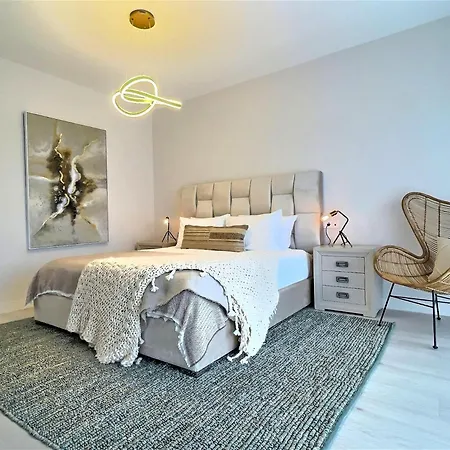 Close To The Marina And Beaches Of Sotogrande, Experience Sophistication In Contemporary Four-bedroom Frontline Golf Townhouse In The Club בית נופש *