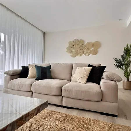 Close To The Marina And Beaches Of Sotogrande, Experience Sophistication In Contemporary Four-bedroom Frontline Golf Townhouse In The Club בית נופש סן רוקה