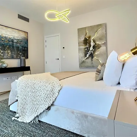בית נופש Close To The Marina And Beaches Of Sotogrande, Experience Sophistication In Contemporary Four-bedroom Frontline Golf Townhouse In The Club סן רוקה