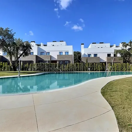 Close To The Marina And Beaches Of Sotogrande, Experience Sophistication In Contemporary Four-bedroom Frontline Golf Townhouse In The Club סן רוקה