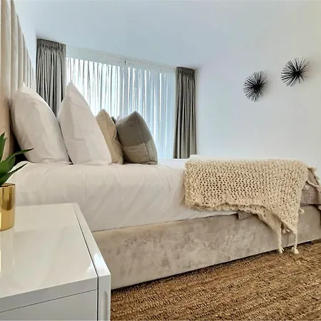 בית נופש Close To The Marina And Beaches Of Sotogrande, Experience Sophistication In Contemporary Four-bedroom Frontline Golf Townhouse In The Club סן רוקה